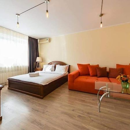 1 Room 65M2 Center Of Obolon Near River Side. Киев Экстерьер фото